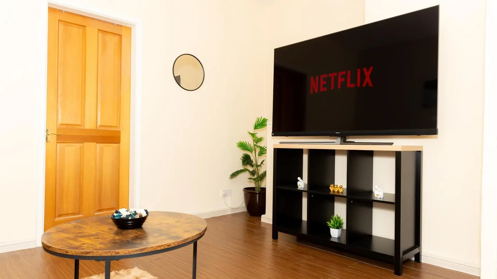Cosy Turkey Oak Flat In Hackney contacts